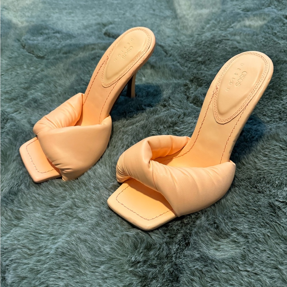 Yellow sandal with heel